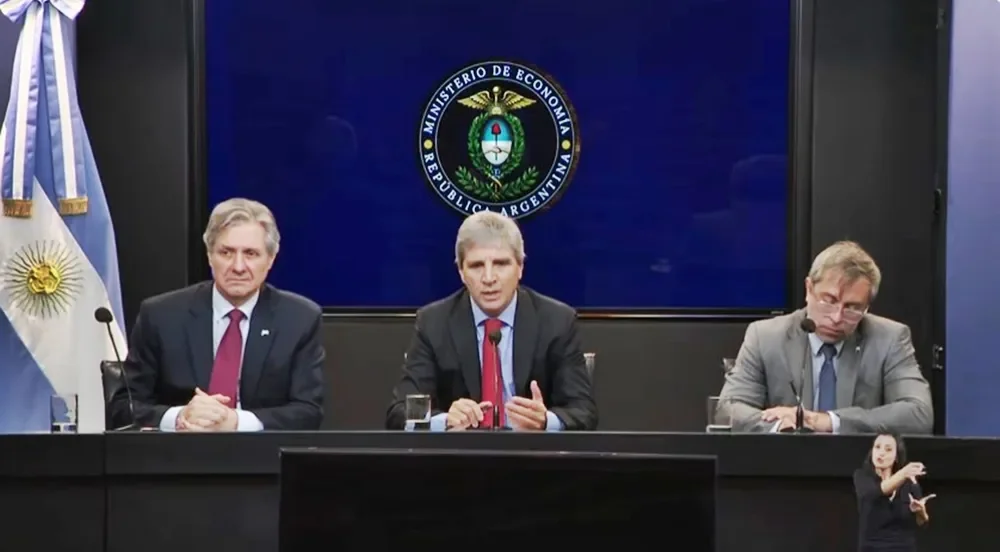 Caputo presentó el plan para afrontar la deuda hasta 2027