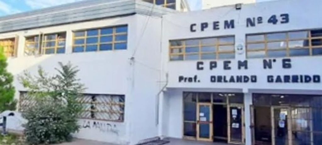 Un alumno resultó herido de bala dentro de un aula del CPEM 6 y suspendieron las clases