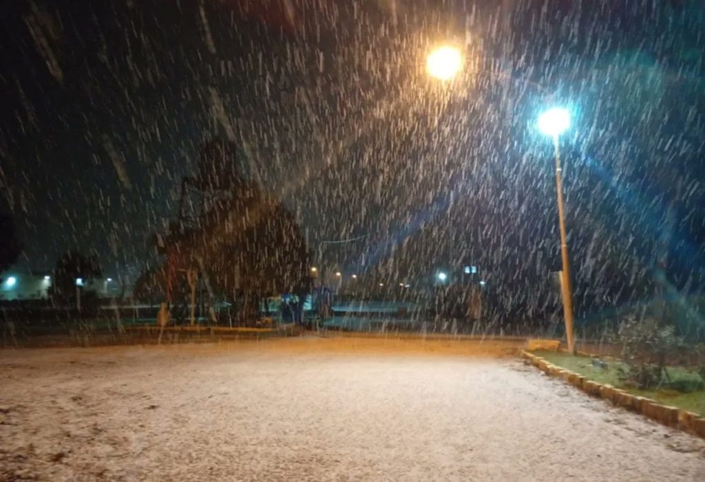 La nieve llegó a la ciudad de Neuquén durante la madrugada
