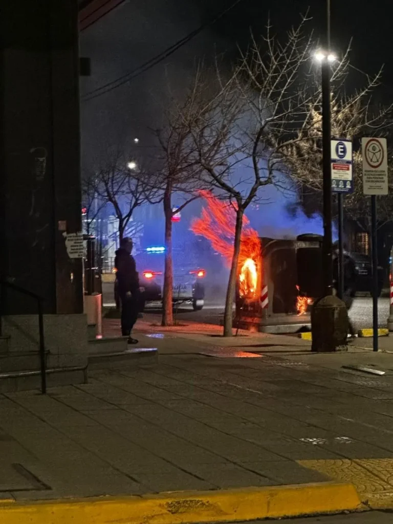 Un nuevo incendio destruyó un contenedor en el centro neuquino