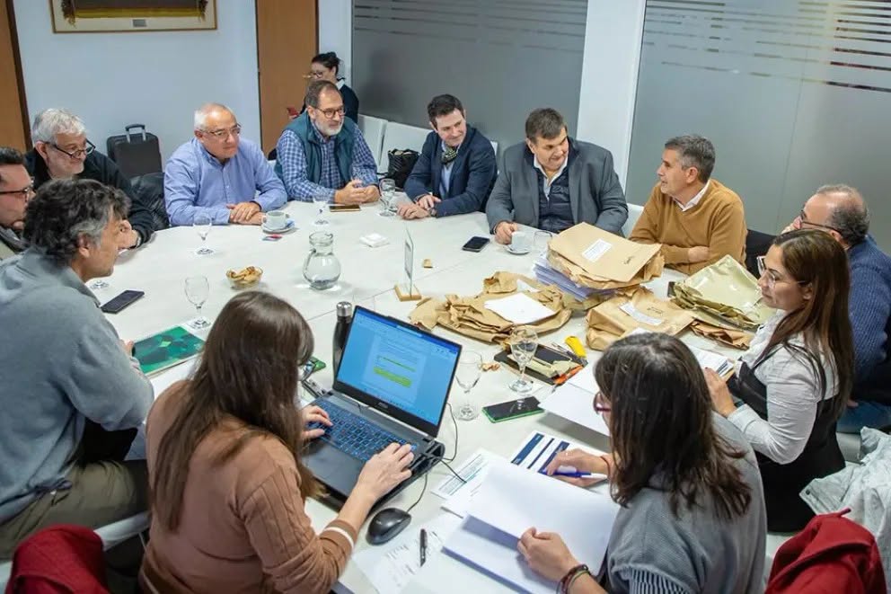 Licitan excavadoras, camiones y maquinaria pesada para la provincia