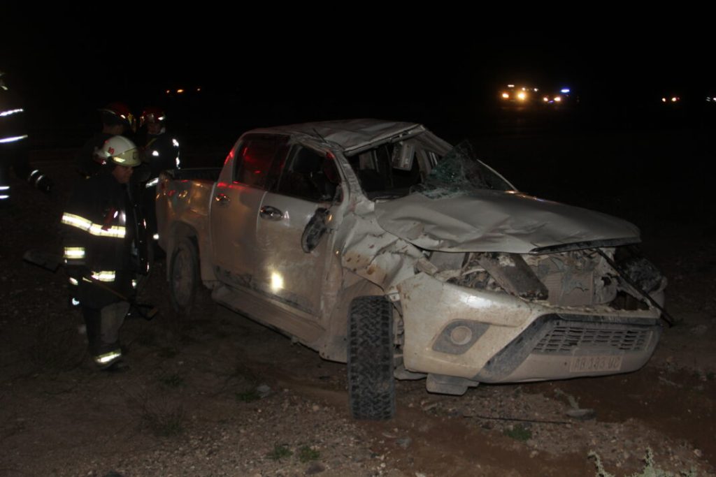 Dos camionetas chocaron en la Ruta 51 y una terminó volcada