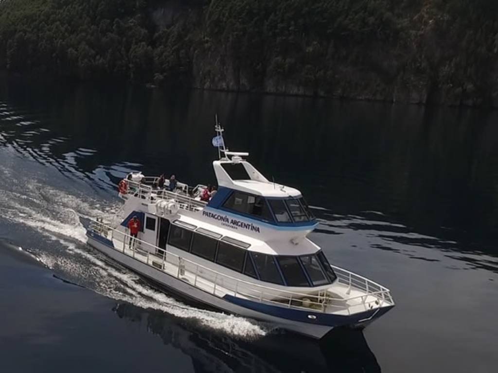 Un catamarán chocó contra rocas y dejó varios pasajeros con heridas leves