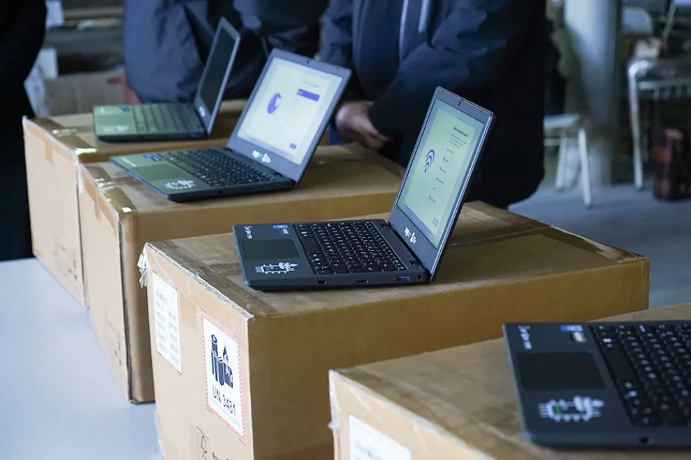 Comenzó la llegada de las 40.000 netbooks del Plan Pehuén para las escuelas de la provincia
