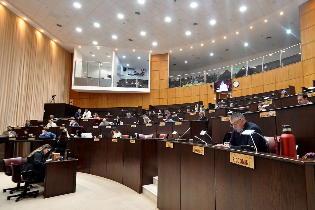 La Legislatura reconoció a referentes del deporte y la poesía neuquina