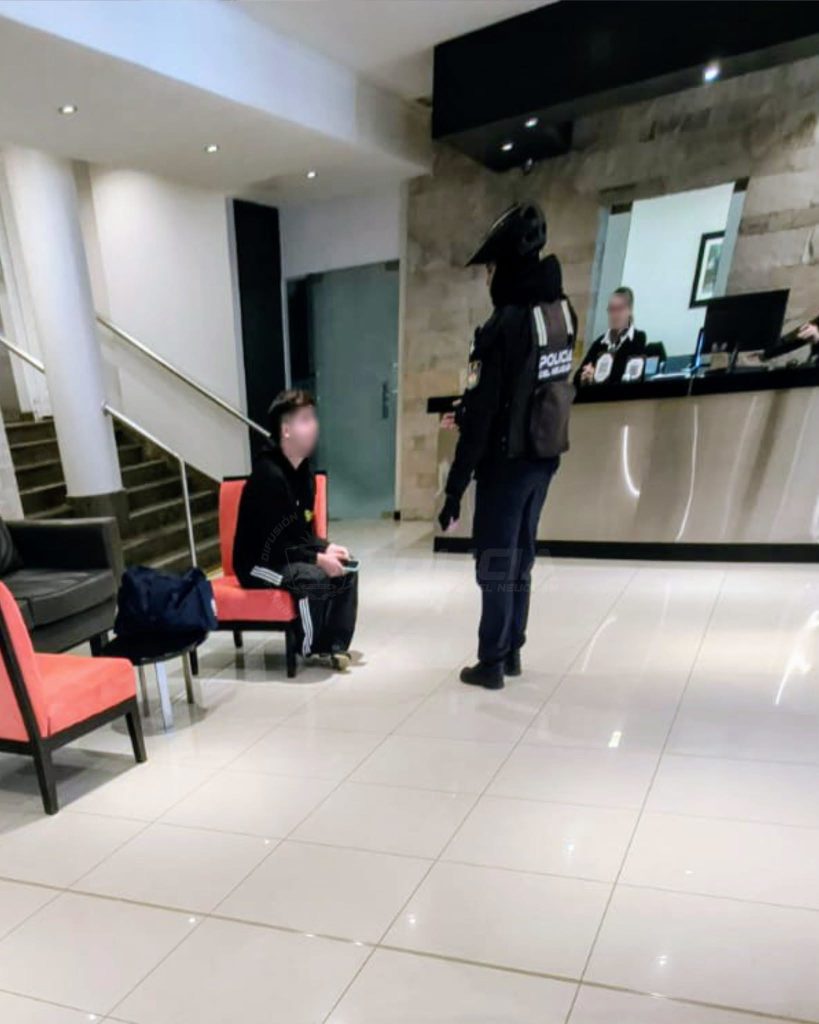Quiso irse de un hotel con comprobantes de pago falsos