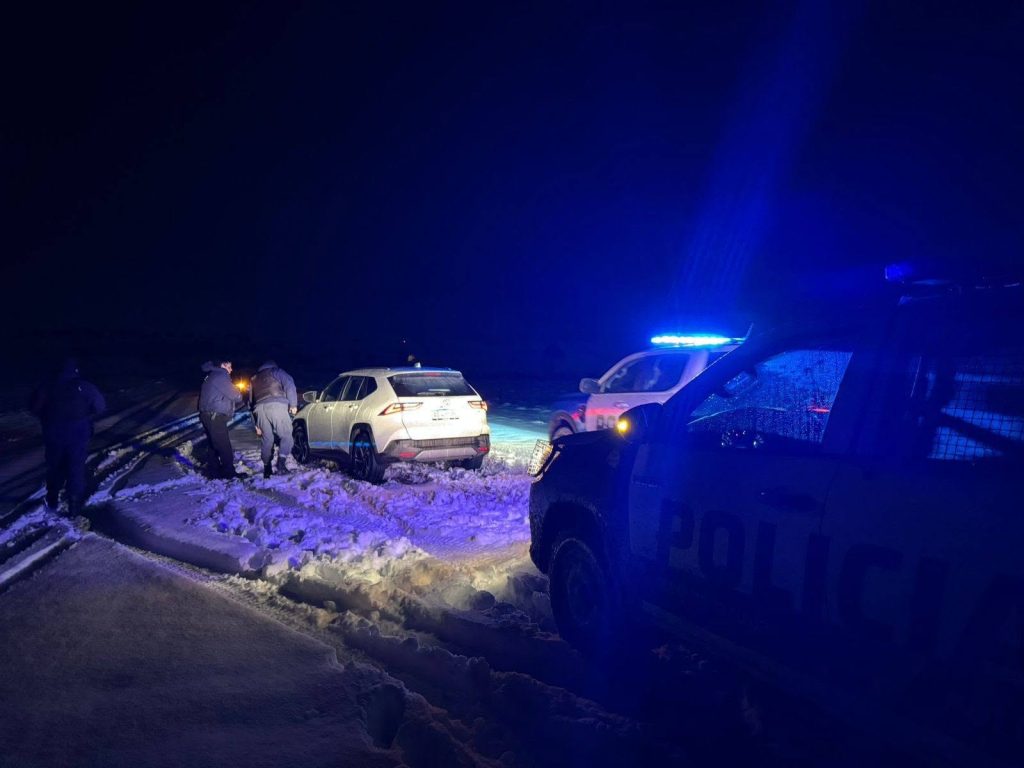 Rescataron a tres familias varadas en la Ruta 27