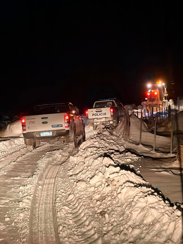 Rescate bajo la nieve tras el incendio de una vivienda en Ñireco