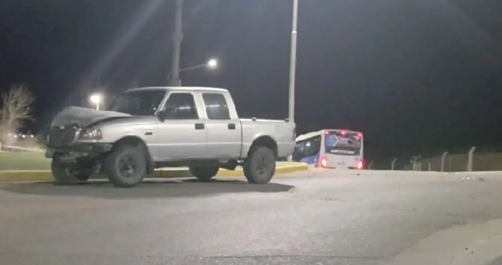 Un colectivo de la línea 3 chocó con una camioneta