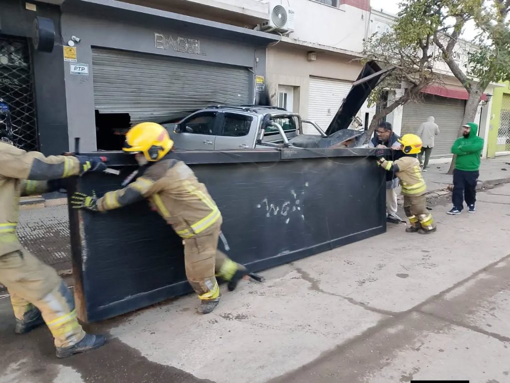 Cipolletti: una camioneta terminó dentro de un local comercial