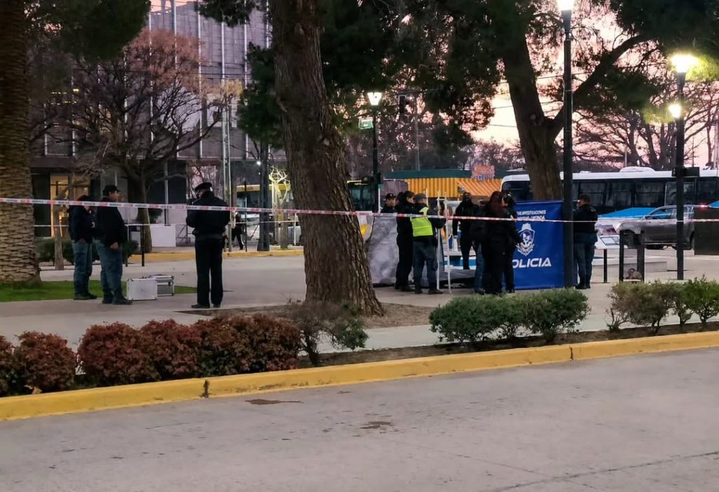 Se descompensó mientras caminaba y murió en pleno centro