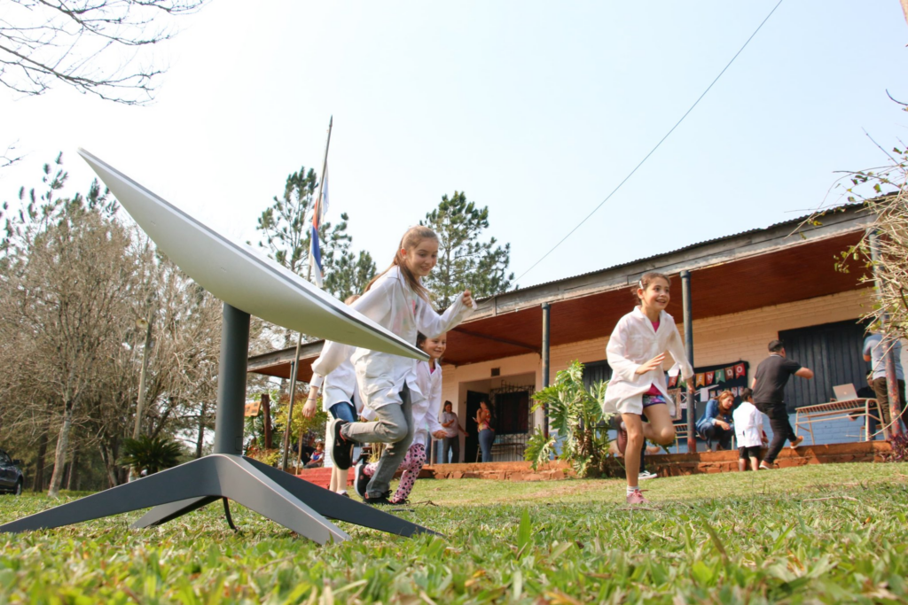 6.000 escuelas rurales tendrán internet satelital de Starlink