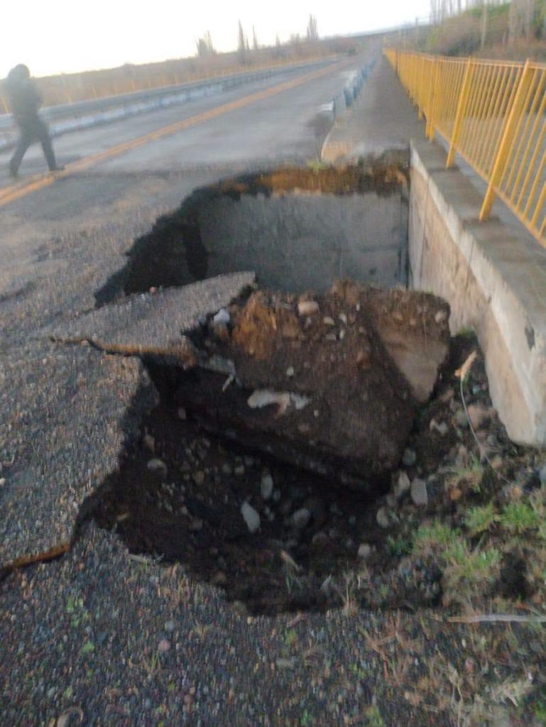 Las intensas lluvias afectaron el puente sobre el arroyo Codihue