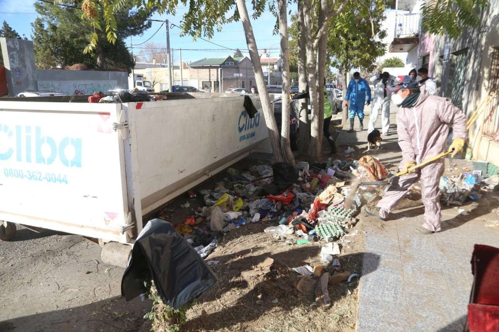 Tres casos de acumulación extrema de residuos requirieron operativos especiales