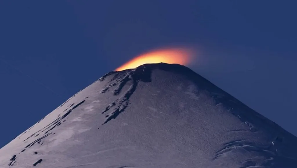 El Volcán Villarrica aumentó su actividad y crece la vigilancia