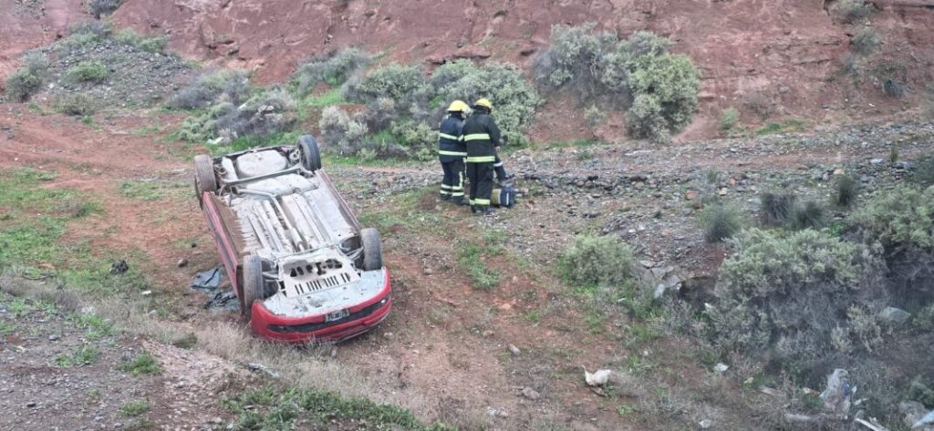 Volcó un auto en la Ruta 7 y el conductor resultó ileso