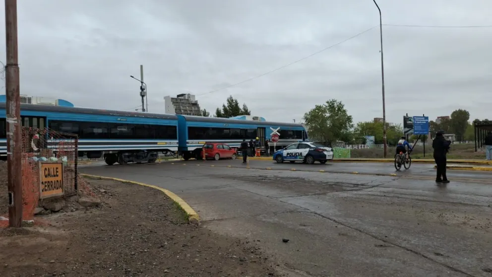 Un auto impactó contra el Tren del Valle