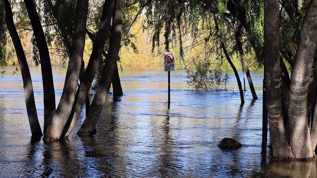 Llega un frente frío con fuertes lluvias y crecidas de ríos en la región