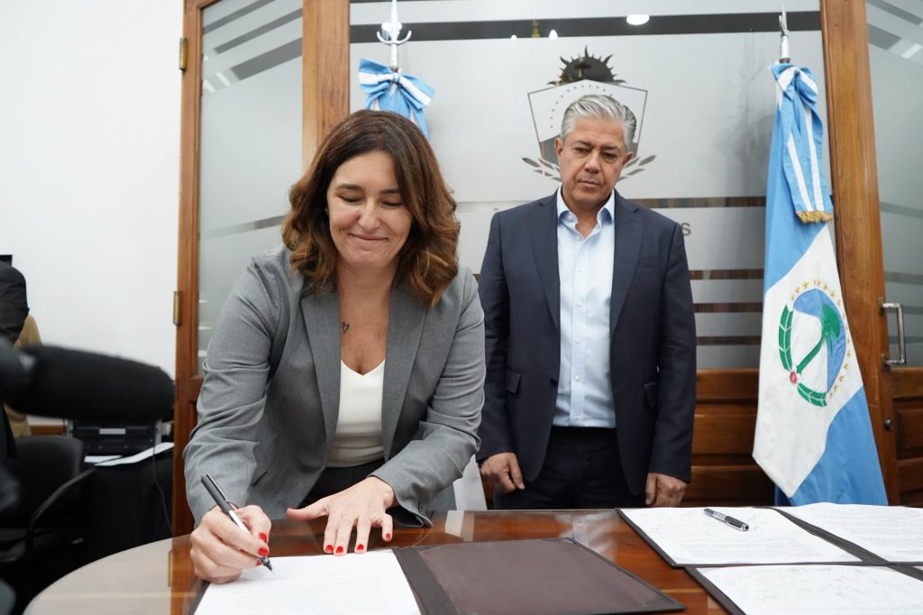 Figueroa y Resa firmaron un convenio por $10.000 millones para obras en Plottier