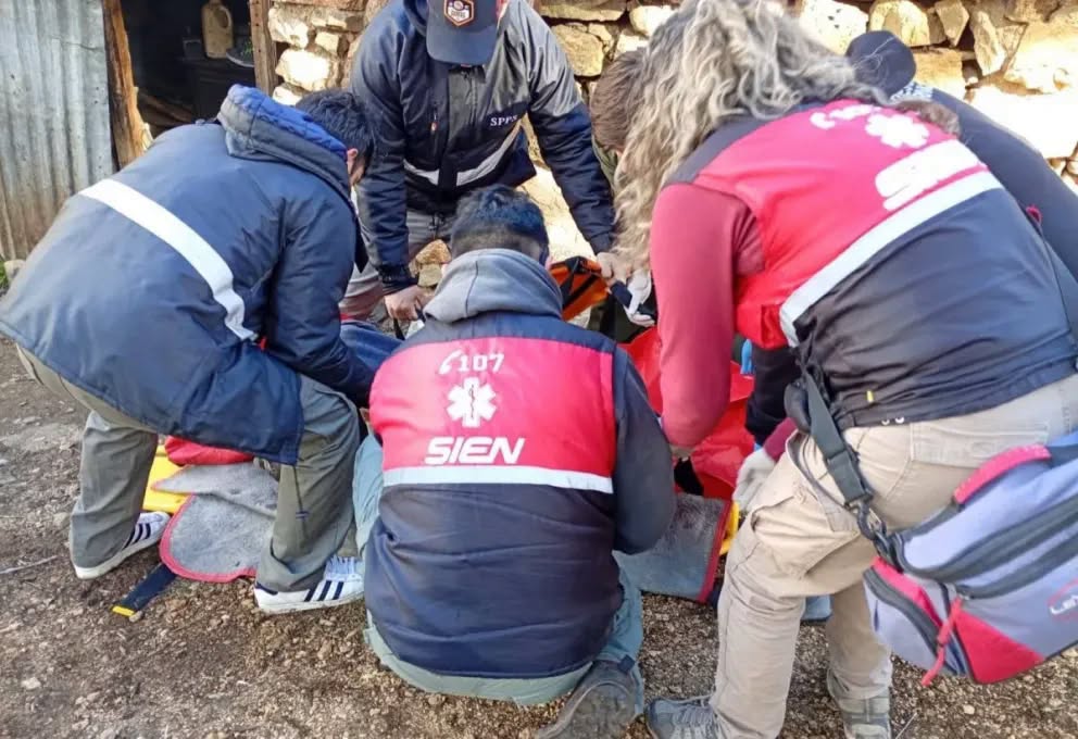 Rescataron a dos adultos mayores entre nieve y barro