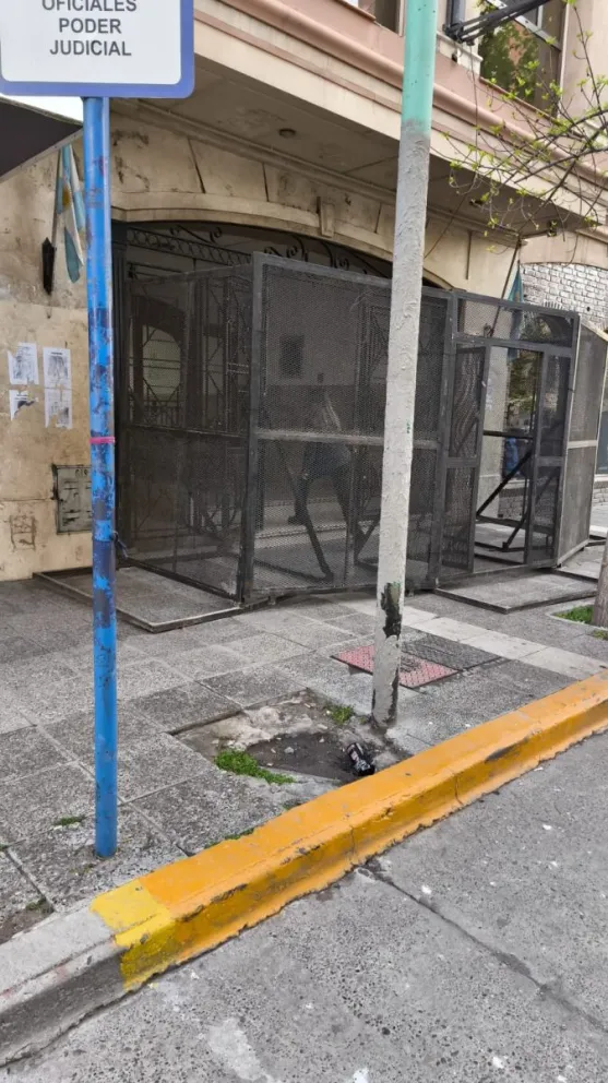 Restringen el ingreso al TSJ de Neuquén y vallan el acceso principal