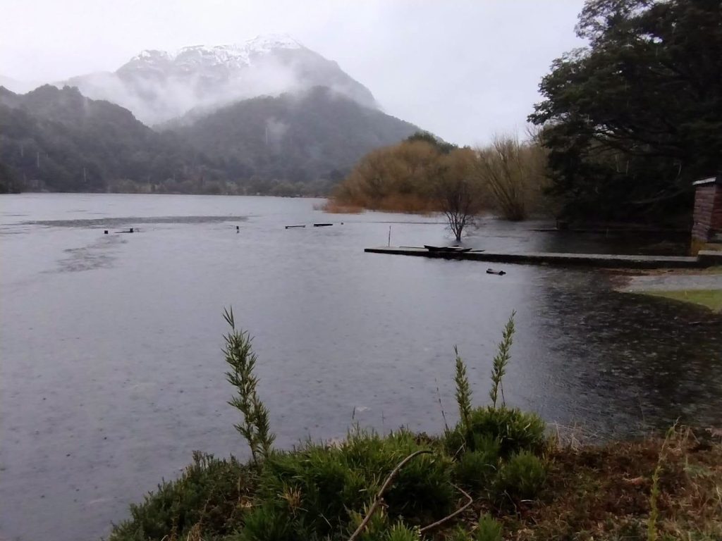 Evacúan a un poblador de Paimún en medio de la lluvia y la nieve