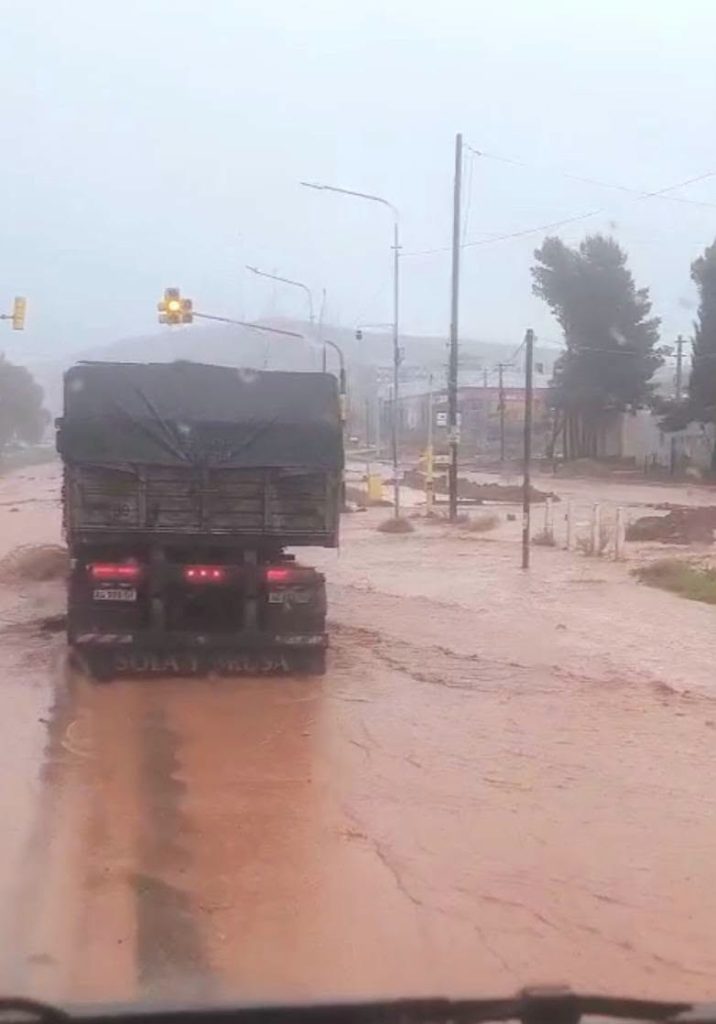 Las precipitaciones dejaron sectores anegados en una ruta de Añelo