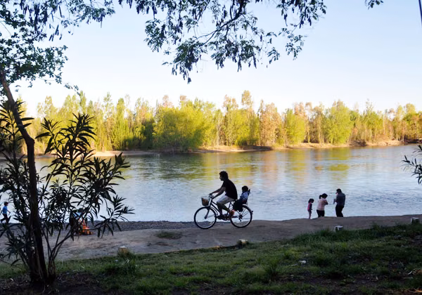 Plottier comenzó a trazar un nuevo paseo ribereño junto al río Limay