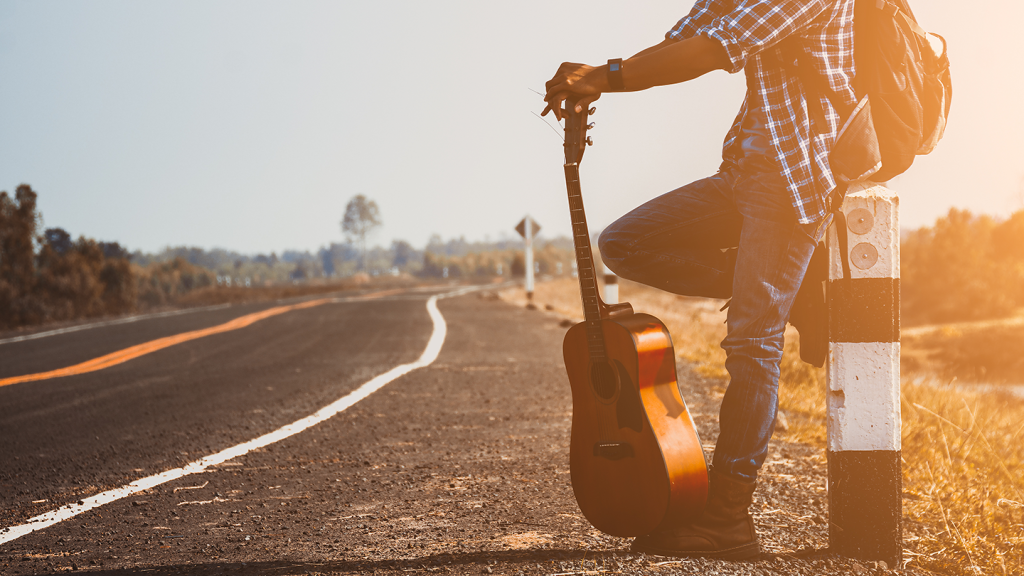 Un músico denunció que intentaron robarle la guitarra cuando cruzaba hacia Neuquén