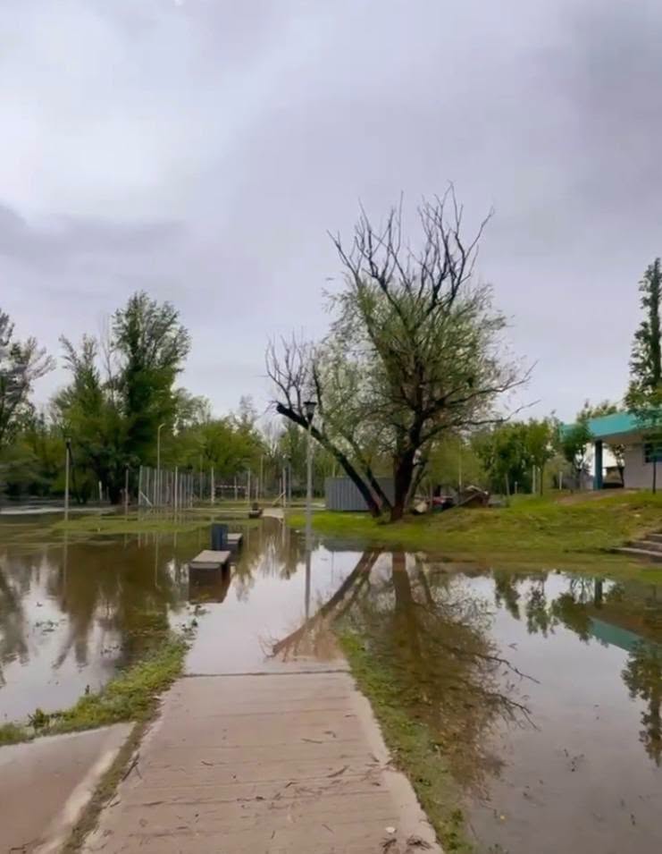 Cerraron el Paseo Costero de Centenario por la crecida del río Neuquén