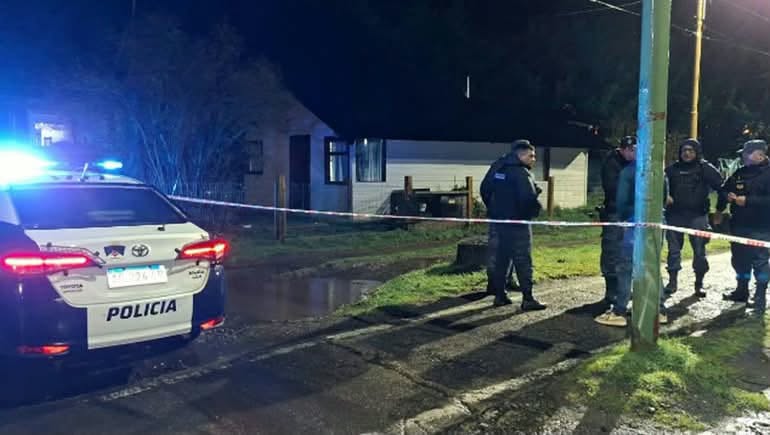 Investigan la muerte de una niña tras un ataque con un arma blanca en Villa La Angostura