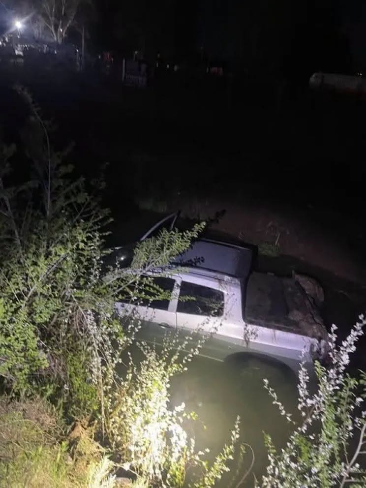 Trompo y despiste: una camioneta terminó dentro de un canal en Cipolletti